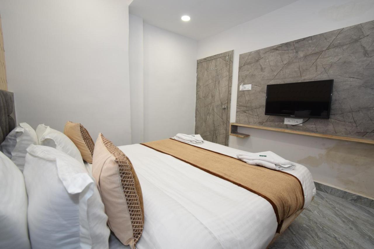 Hotel A1 Vastrapur Amhedabad Dış mekan fotoğraf