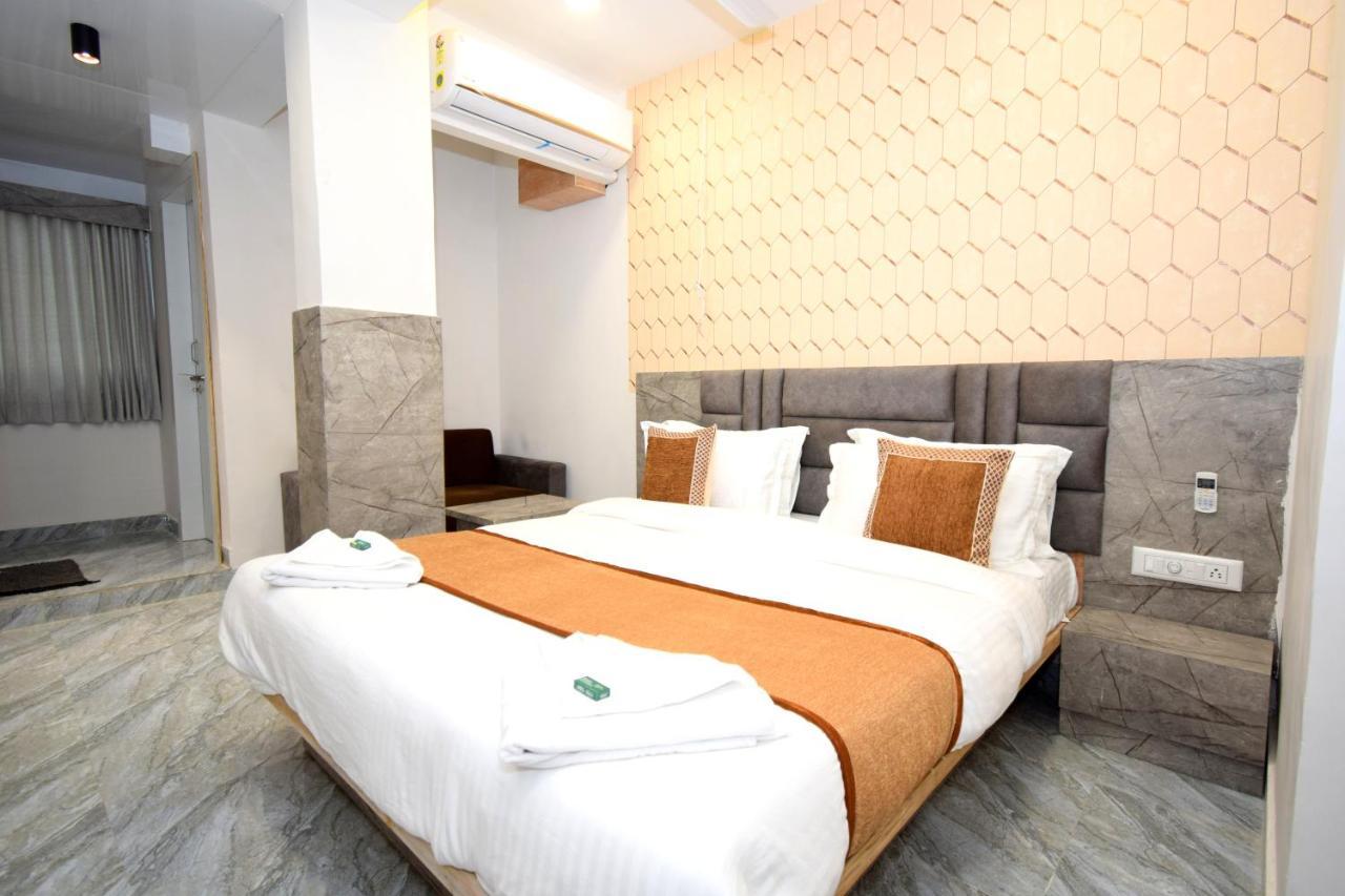 Hotel A1 Vastrapur Amhedabad Dış mekan fotoğraf